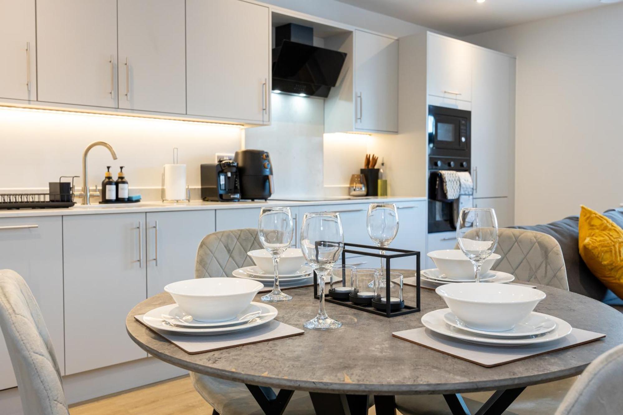 Modern 2 Bed Near Wythenshawe Hospital And Manchester Airport With Parking Exterior photo
