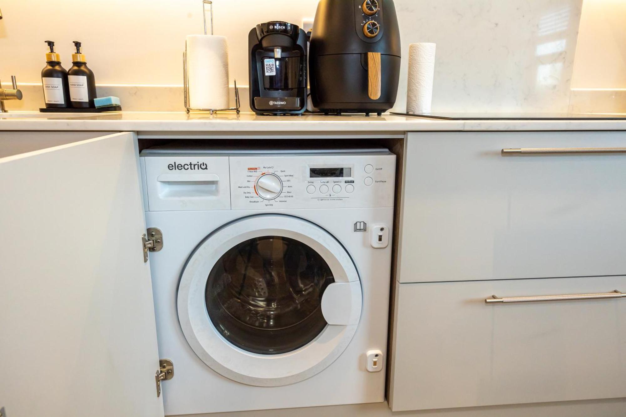 Modern 2 Bed Near Wythenshawe Hospital And Manchester Airport With Parking Exterior photo